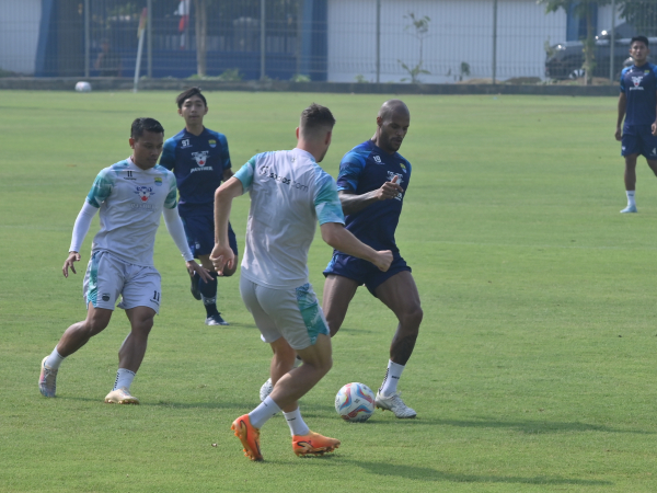 Persib memainkan game internal, tim biru menang 3-0 dari tim putih