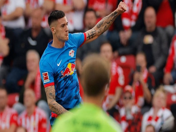 Karena kekurangan sosok penyerang bernomor 9, Chelsea disebut mengincar Benjamin Sesko pada bursa transfer Januari nanti / via Getty Images