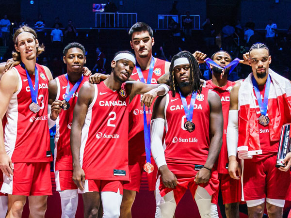 Para pemain Kanada berpose setelah menerima medali perunggu FIBA World Cup 2023. (Foto: Canada Basketball)