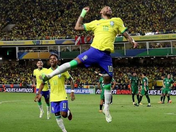 Neymar melakukan selebrasi gol ala Pele saat memecahkan rekor gol sang legenda dalam laga melawan Bolivia. (Foto: AP)