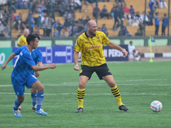 Pemain Persib All Stars, Usep Munandar ketika mengawal Jan Koller