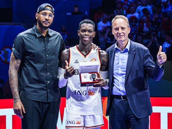 Dennis Schroder membawa pulang penghargaan TISSOT Most Valuable Player untuk FIBA World Cup 2023. (Foto: FIBA)