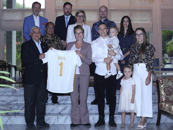 Gelandang asing Persija Jakarta Maciej Gajos bersama manajemen berkunjung ke kantor Kedutaan Polandia