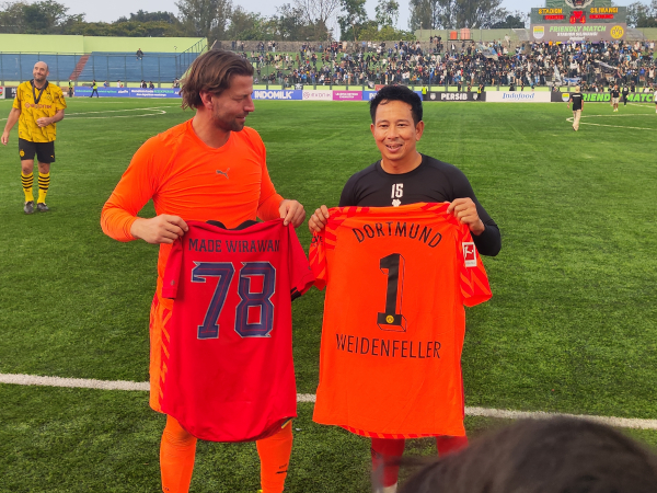I Made Wirawan ketika bertukar jersey dengan Roman Weidenfeller