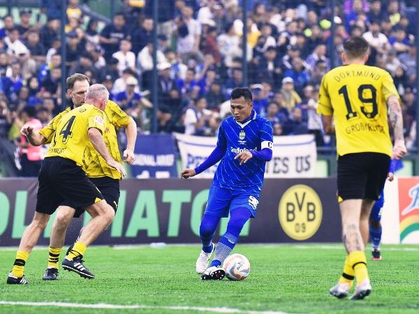 Zaenal Arief ketika membela Persib All Stars melawan Borussia Dortmund Legends