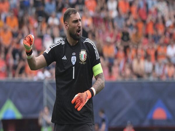 Davide Frattesi mengaku sangat jengkel dengan ulah tifosi Italia yang mencemooh kiper Gianluigi Donnarumma di laga kontra Ukraina dini hari tadi (13/9) / via Getty Images