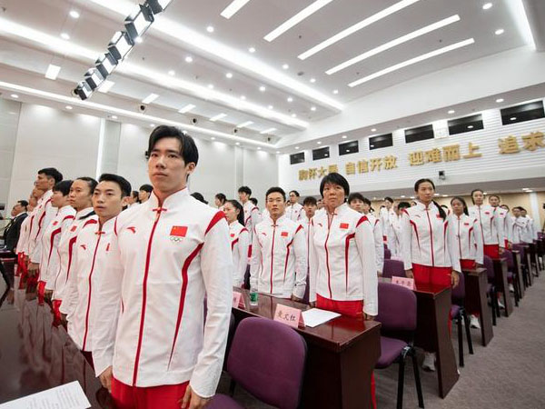 Anggota kontingen China untuk Asian Games Hangzhou menyanyikan lagu kebangsaan dalam pertemuan perdana kontingen di Beijing pada 12 September 2023. (Foto: Xinhua)