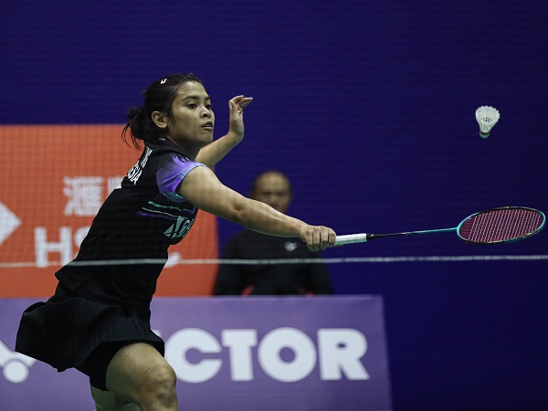 Gregoria Mariska Tunjung lawan rasa sakit pada lututnya ketika berlaga di Hong Kong Open 2023.