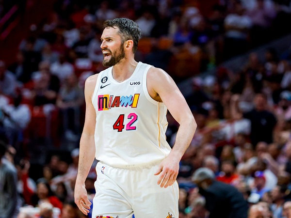 Kevin Love ungkap alasan mau ikat kontrak baru dengan Miami Heat.
