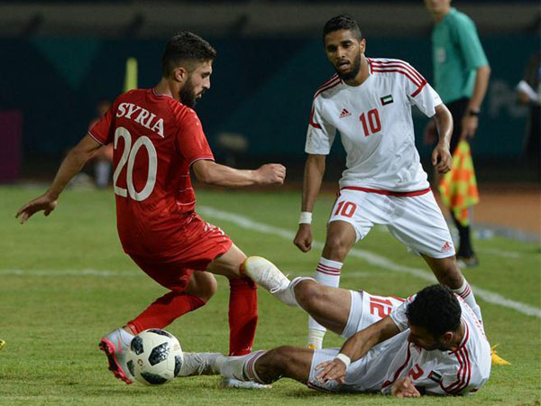Suriah (merah) mengalahkan Uni Emirat Arab 1-0 di babak penyisihan cabang sepak bola Asian Games 2018. (Foto: Xinhua)