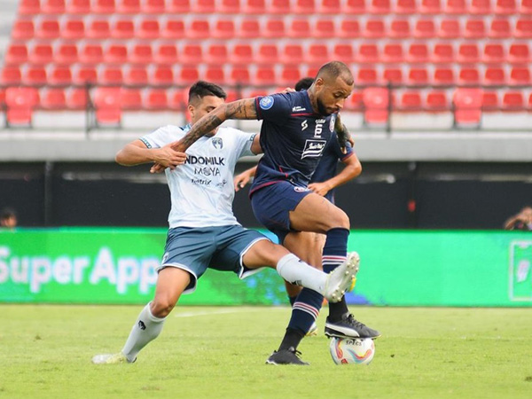 Penyerang Arema FC Gustavo Almeida ditempel pemain Persita Tangerang