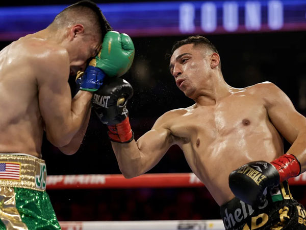 Luis Alberto Lopez (kanan) sukses mempertahankan sabuk gelar juara dunia IBF setelah menang angka mutlak atas Joet Gonzalez. (Foto: The Ring)