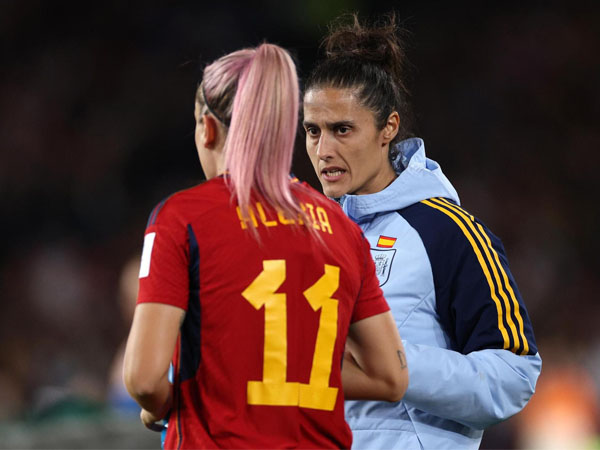 Montse Tome (kanan) berbincang dengan salah satu pemain wanita Spanyol dalam sebuah pertandingan. (Foto: AFP)