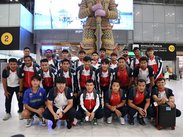 Skuat timnas U-23 Thailand berpose di bandara sebelum berangkat ke Asian Games Hangzhou. (Foto: Bangkok Post)