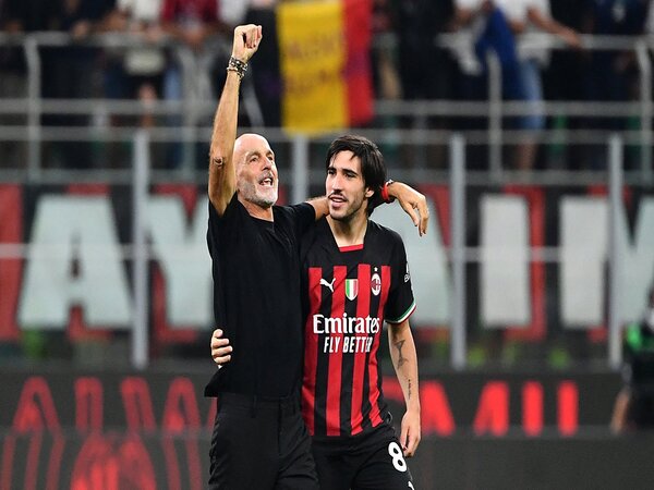 Stefano Pioli berjanji bakal memberikan sambutan hangat untuk Sandro Tonali, ketika AC Milan berjumpa Newcastle United di matchday 1 Liga Champions (19/9) / via Getty Images