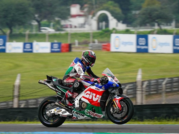 Alex Rins frustasi tak kunjung comeback usai alami cedera kaki.