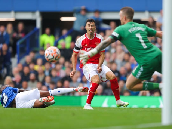 Gol Gabriel Martinelli ke gawang Everton dianulir karena offside