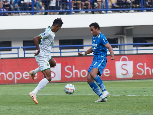 Ezra Walian ketika mengecoh Didik Wahyu