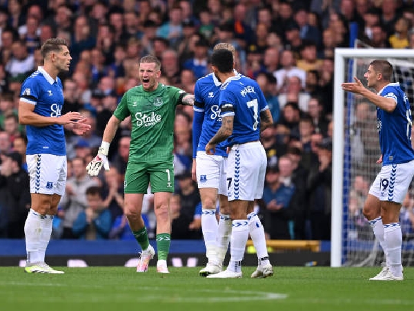 Gary Neville melontarkan kritik terhadap Everton