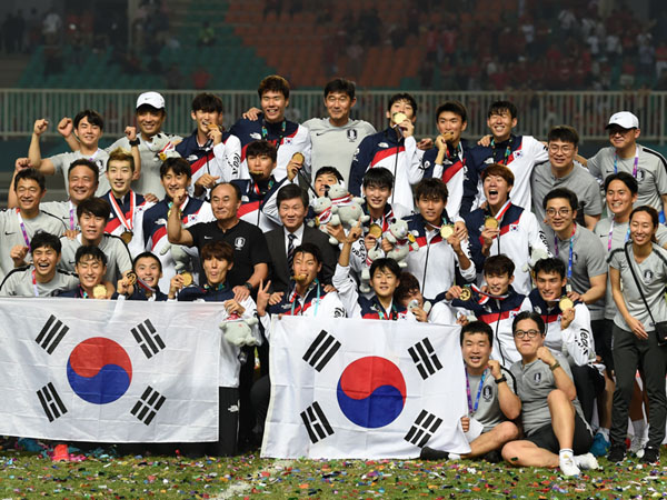 Pemain dan ofisial tim nasional Korea Selatan berpose setelah mengalahkan Jepang di final sepak bola Asian Games 2018. (Foto: Inside The Games)
