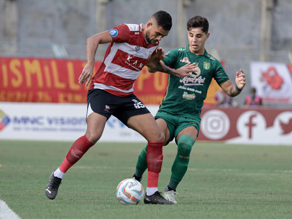 Penyerang Madura United, Junior Brandao di laga kontra Persebaya Surabaya