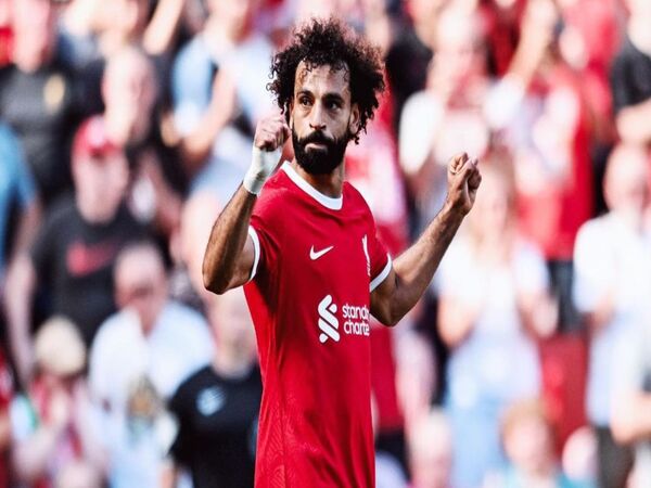 Mohamed Salah disebut sudah setuju untuk pindah ke Arab Saudi musim panas lalu, namun Liverpool menolak untuk melepas pemain 31 tahun tersebut / via Getty Images