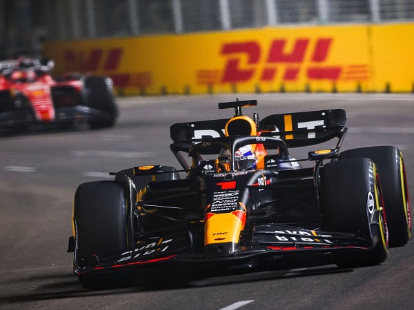 Max Verstappen salahkan momen safety car yang tidak tepat di GP Singapura.