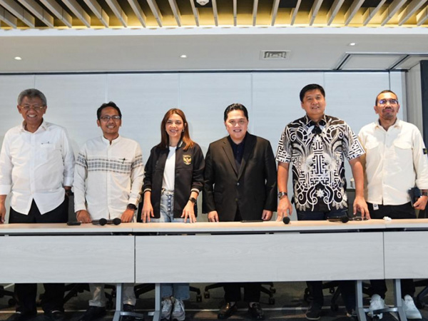 Najwa Shihab bersama Satgas Mafia Bola lain