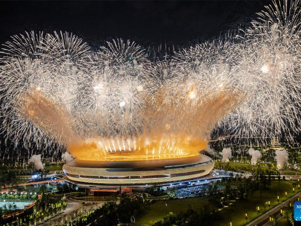 Kembang api memeriahkan upacara pembukaan Universiade FISU ke-31 di Chengdu pada Juli lalu, tetapi pertunjukan itu ditiadakan di Asian Games Hangzhou. (Foto: Xinhua)