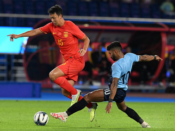 Pemain China Gao Tianyi (kiri) beraksi dalam pertandingan melawan India di Asian Games ke-19 di Hangzhou, China, pada Selasa (19/9/2023). (Foto: Xinhua)