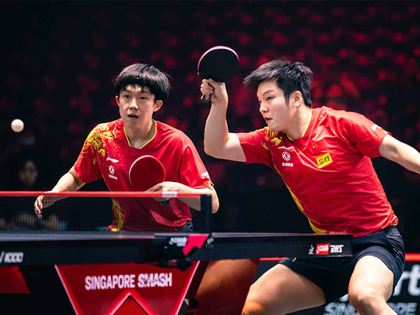 Wang Chuqin (kiri) dan Fan Zhendong akan memimpin tim tenis meja putra China di Asian Games Hangzhou. (Foto: AFP)