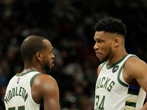 Khris Middleton enggan pikirkan masa depan Giannis Antetokounmpo.