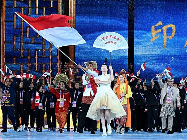 Kontingen Indonesia berpawai memasuki Hangzhou Olympic Sports Center Stadium dalam upacara pembukaan Asian Games ke-19 di Hangzhou, China. (Foto: Xinhua)