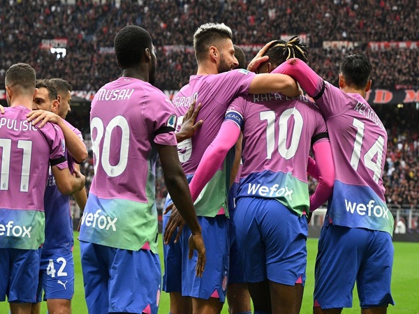 Meski sukses mengakhiri tren buruk dengan mengalahkan Hellas Verona 1-0, performa AC Milan disebut Arrigo Sacchi masih kurang enak untuk disaksikan / via Getty Images