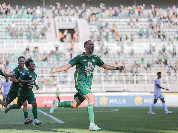Bek Persebaya Surabaya, Dusan Stevanovic merayakan golnya ke gawang Arema FC