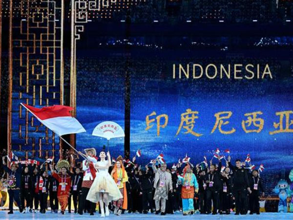 Kontingen Indonesia berpawai memasuki Hangzhou Olympic Sports Center Stadium dalam upacara pembukaan Asian Games ke-19 di Hangzhou, China. (Foto: Xinhua)