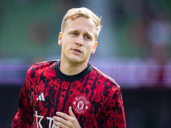 Villarreal disebut tertarik memboyong Donny van de Beek dari Manchester United pada bursa transfer Januari mendatang / via Getty Images