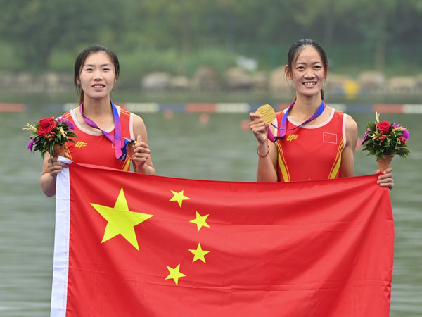 Zou Jiaqi dan Qiu Xiuping mengawali panen emas tuan rumah dengan meraih medali emas pertama di nomor lightweight double sculls putri Asian Games Hangzhou. (Foto: Xinhua)