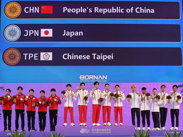 China (tengah) mengungguli Jepang dan China Taipei untuk merebut medali emas di nomor senam artistik beregu putra Asian Games Hangzhou. (Foto: Xinhua)