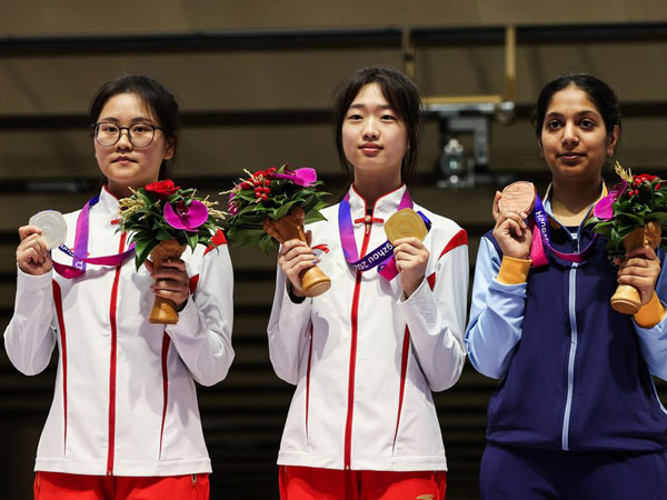 Han Jiayu (kiri), Huang Yuting (tengah) dari China dan Ramita dari India menghadiri upacara pengalungan medali untuk nomor menembak 10m air rifle putri di Asian Games Hangzhou. (Foto: Xinhua)