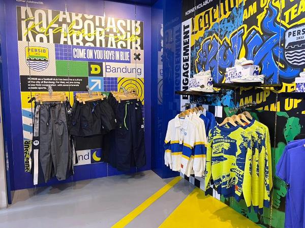 Salah satu sudut di Persib Store yang menjual produk Kolaborasib dengan Cosmic dan Hammerstout