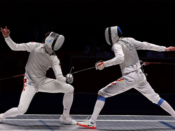 Cheung Ka Long (kanan) dari Hong Kong tidak kesulitan mengalahkan Chen Haiwei dari China untuk meraih emas perorangan floret putra di Asian Games Hangzhou. (Foto: Xinhua)