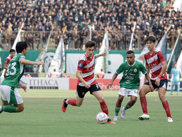 Gelandang Madura United, Francisco Rivera di laga kontra PSS Sleman