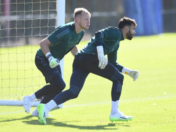 David Raya dan Aaron Ramsdale bersaing di bawah mistar gawang Arsenal
