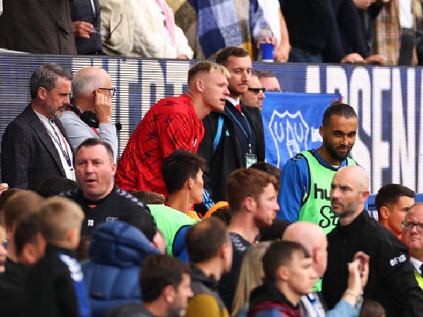 Aaron Ramsdale duduk di bangku cadangan dalam derbi London utara