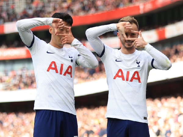 James Maddison dan Son Heung-min merayakan gol ke gawang Arsenal