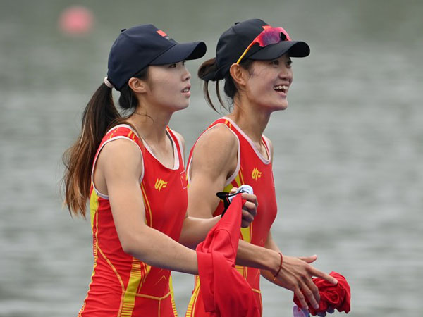 Zou Jiaqi dan Qiu Xiuping dari China berselebrasi setelah memenangi nomor lighweight double sculls putri di Asian Games Hangzhou. (Foto: Xinhua)