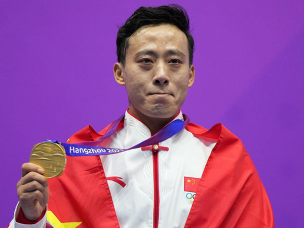 Peraih medali emas Sun Peiyuan dari China berpose selama upacara pengalungan medali untuk wushu nomor Changquan putra di Asian Games Hangzhou. (Foto: Xinhua)