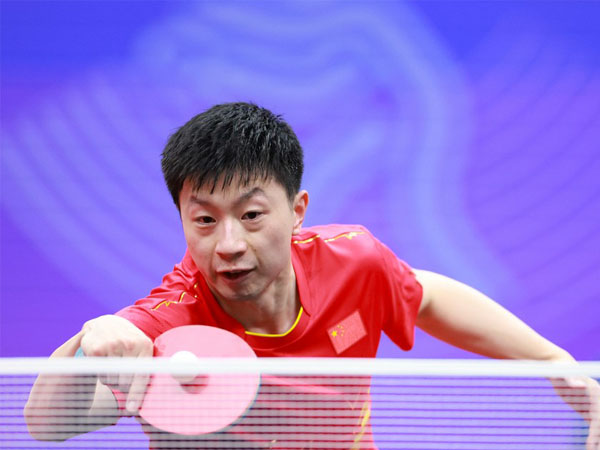 Ma Long dari China beraksi di partai perempat final beregu putra melawan Singapura di Asian Games Hangzhou. (Foto: Xinhua)