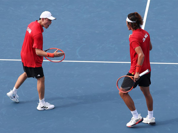 Meskipun Wu Yibing dan Zhang Zhizhen bermain di nomor tunggal, mereka menunjukkan kerja sama tim yang kuat di nomor ganda Asian Games Hangzhou. (Foto: Xinhua)